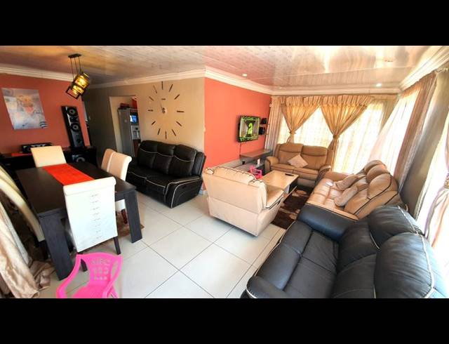 3 BEDROOM HOUSE FOR SALE IN THE ORCHARDS